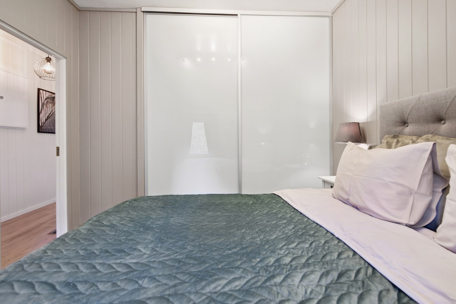 Det er også skyvedørsgarderobeskap på hovedsoverommet. Galleribilde