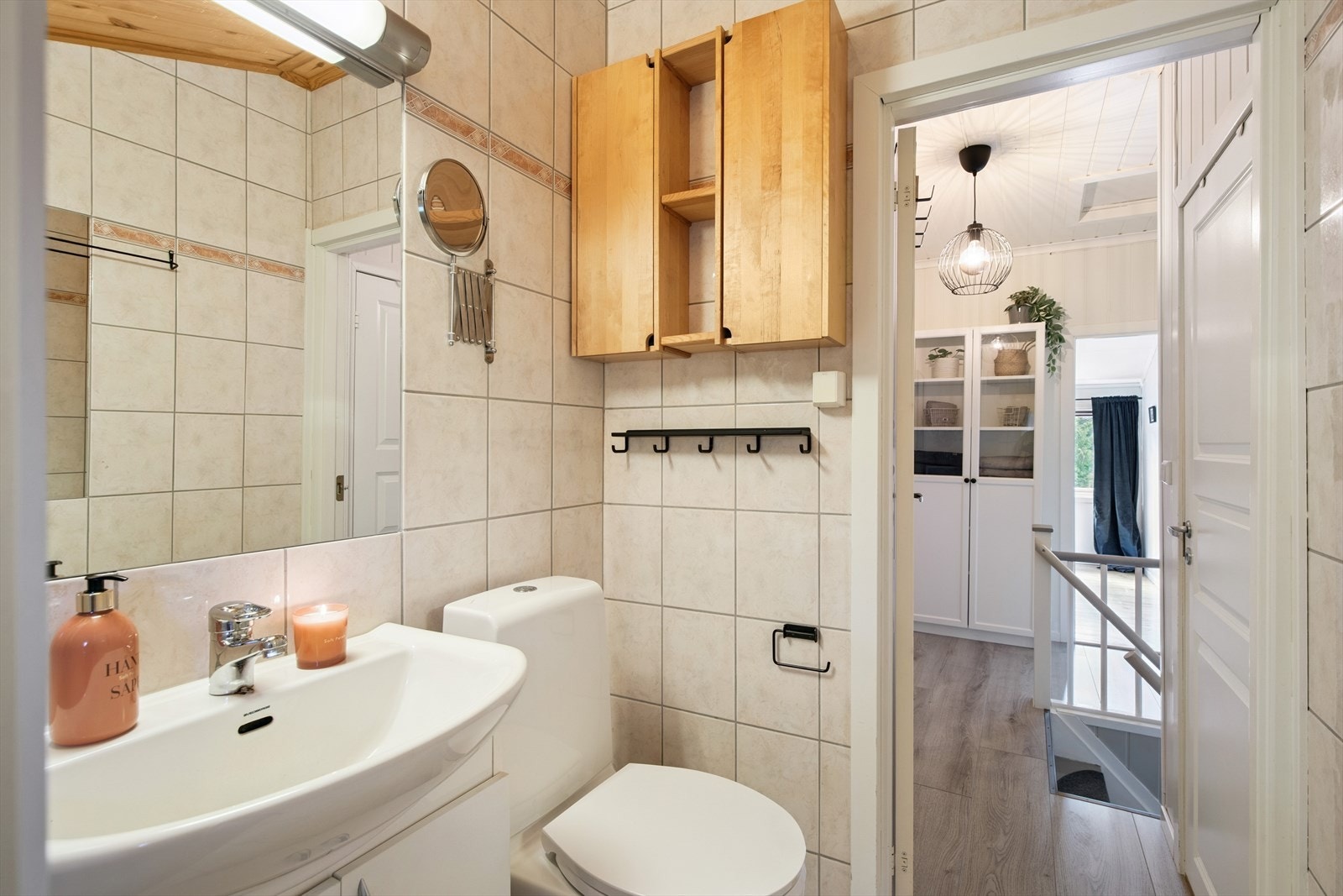 Pent flislagt bad med gulvvarme i 2. etasje. Galleribilde