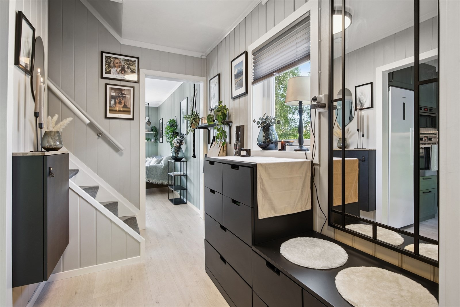 Fra gangen er det åpen løsning til stue og kjøkken og trapp opp til 2. etasje. Galleribilde