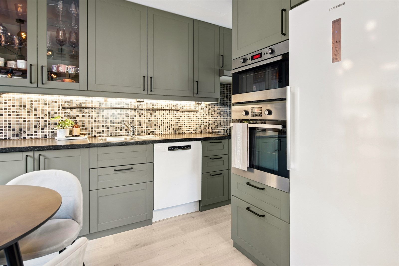 Meget pen takhøy kjøkkeninnredning. Galleribilde