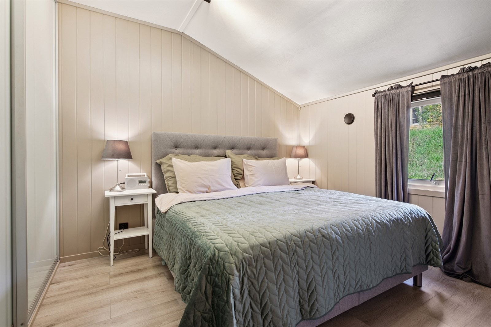 Hovedsoverom i 2. etasje med god plass til dobbelseng. Galleribilde