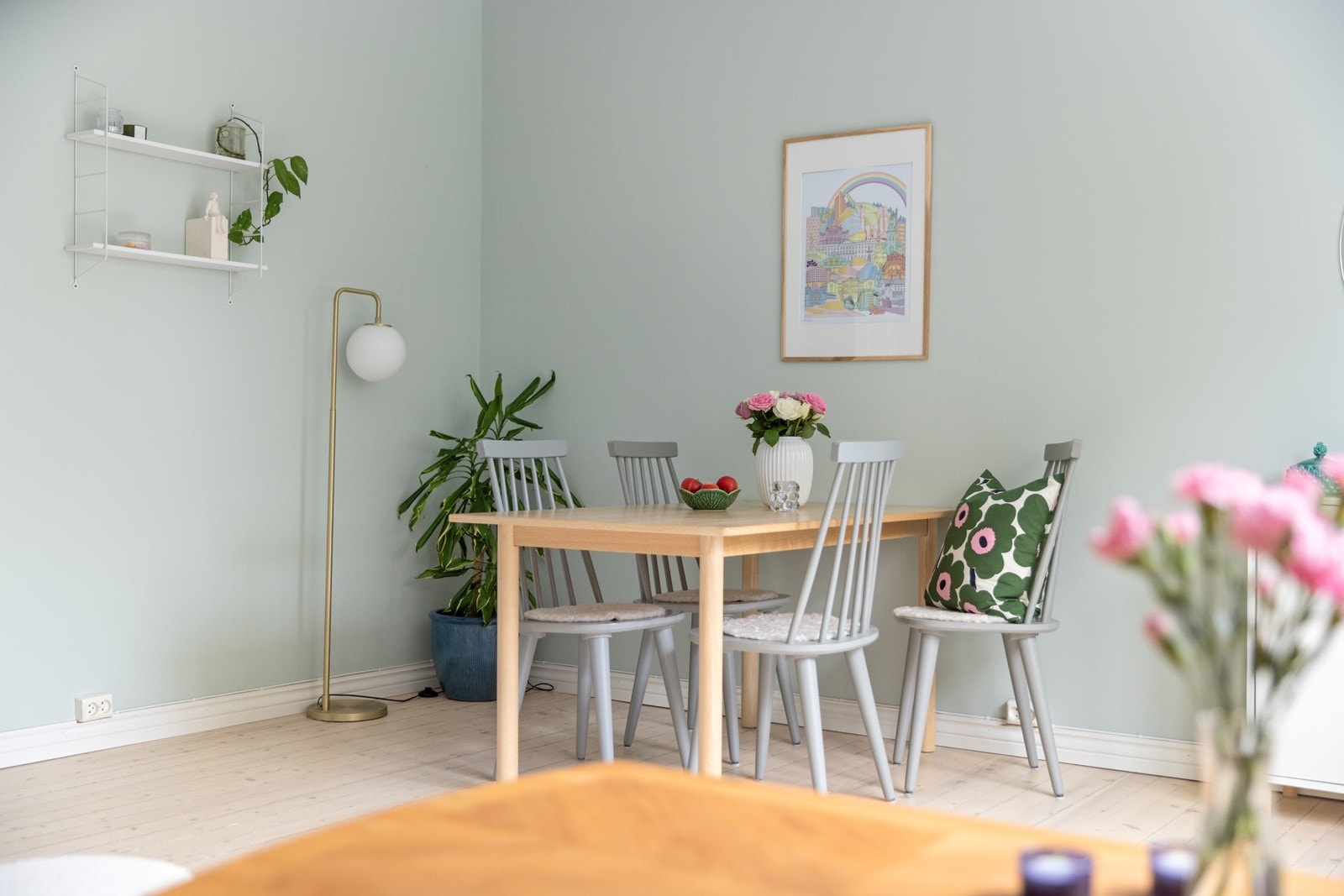 Plass til stort spisebord i egen del av stuen. Galleribilde