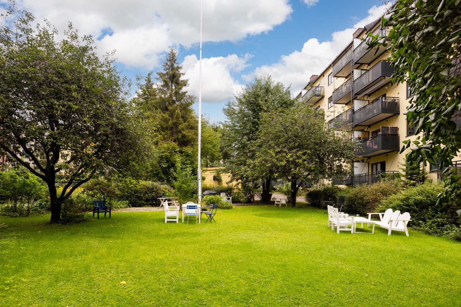 Borettslaget har stort og skjermet fellesareal med plen, beplantning og sittegrupper. Galleribilde