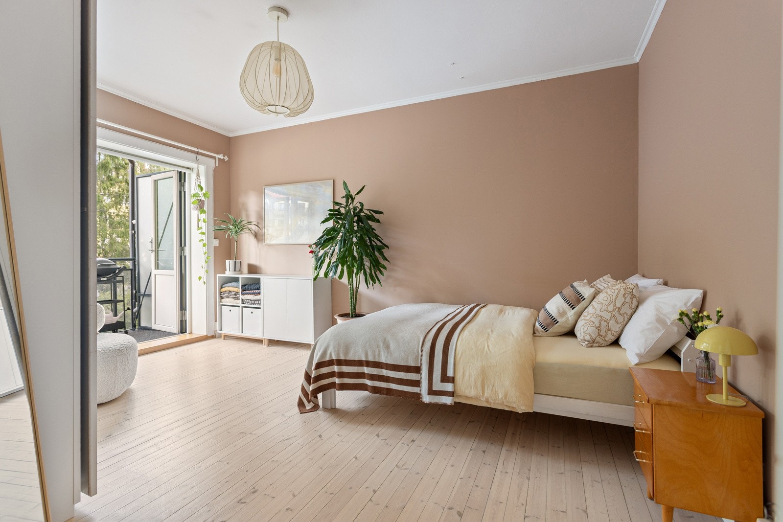 Stort soverom ut mot rolig bakgård og med direkte adkomst til balkong. Galleribilde