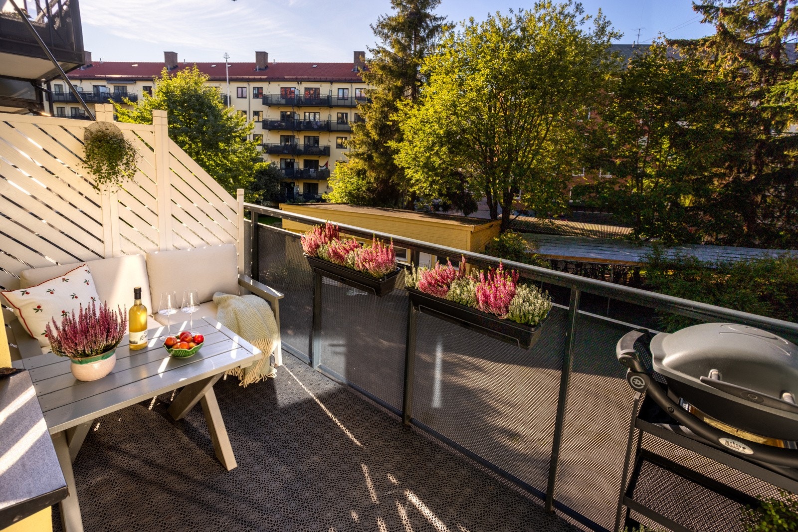 Balkongen vender ut mot den grønne og skjermede bakgården. Galleribilde