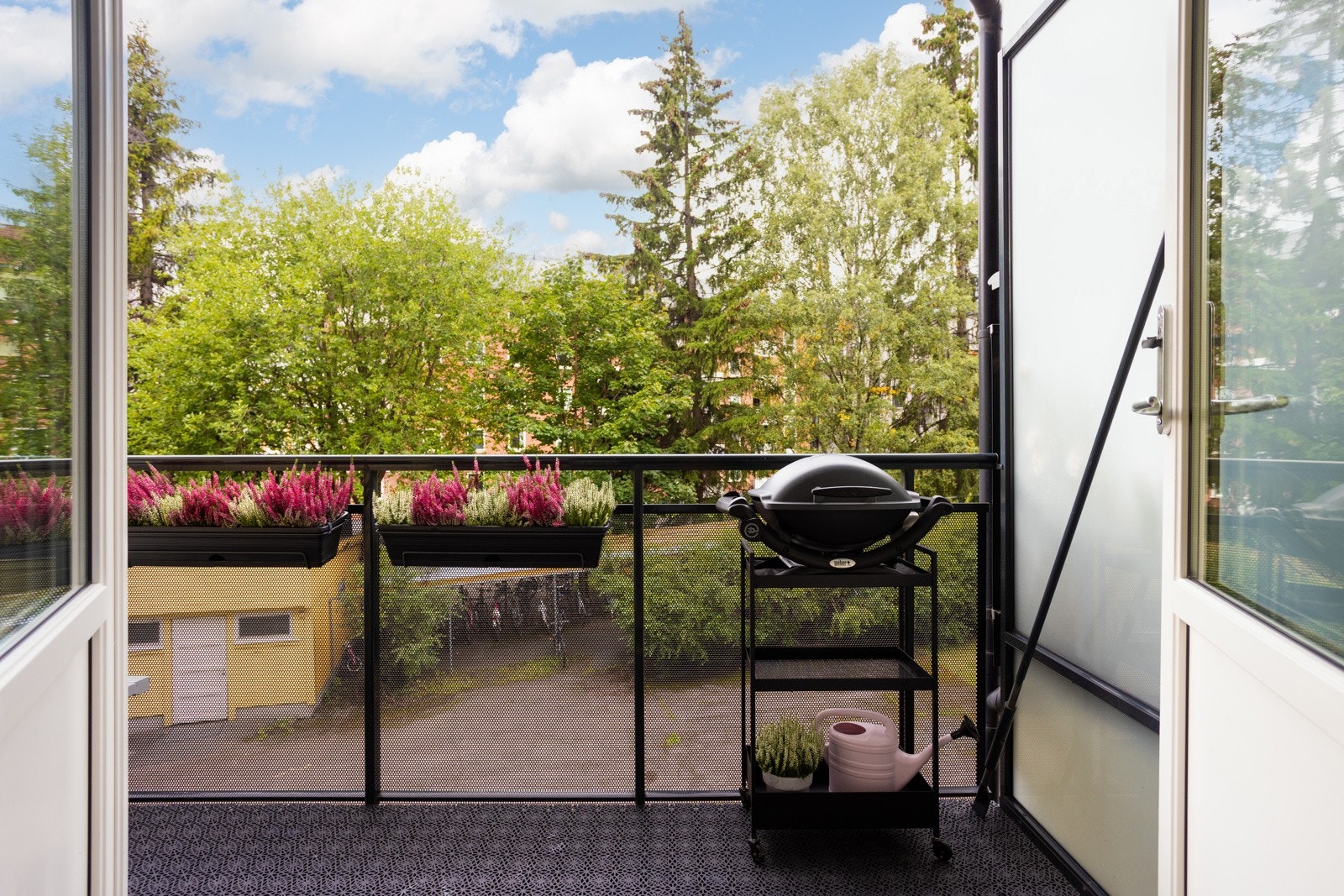 Balkong på 6 kvm med gode solforhold fra ca 15.00-20.00(sommerstid). Galleribilde