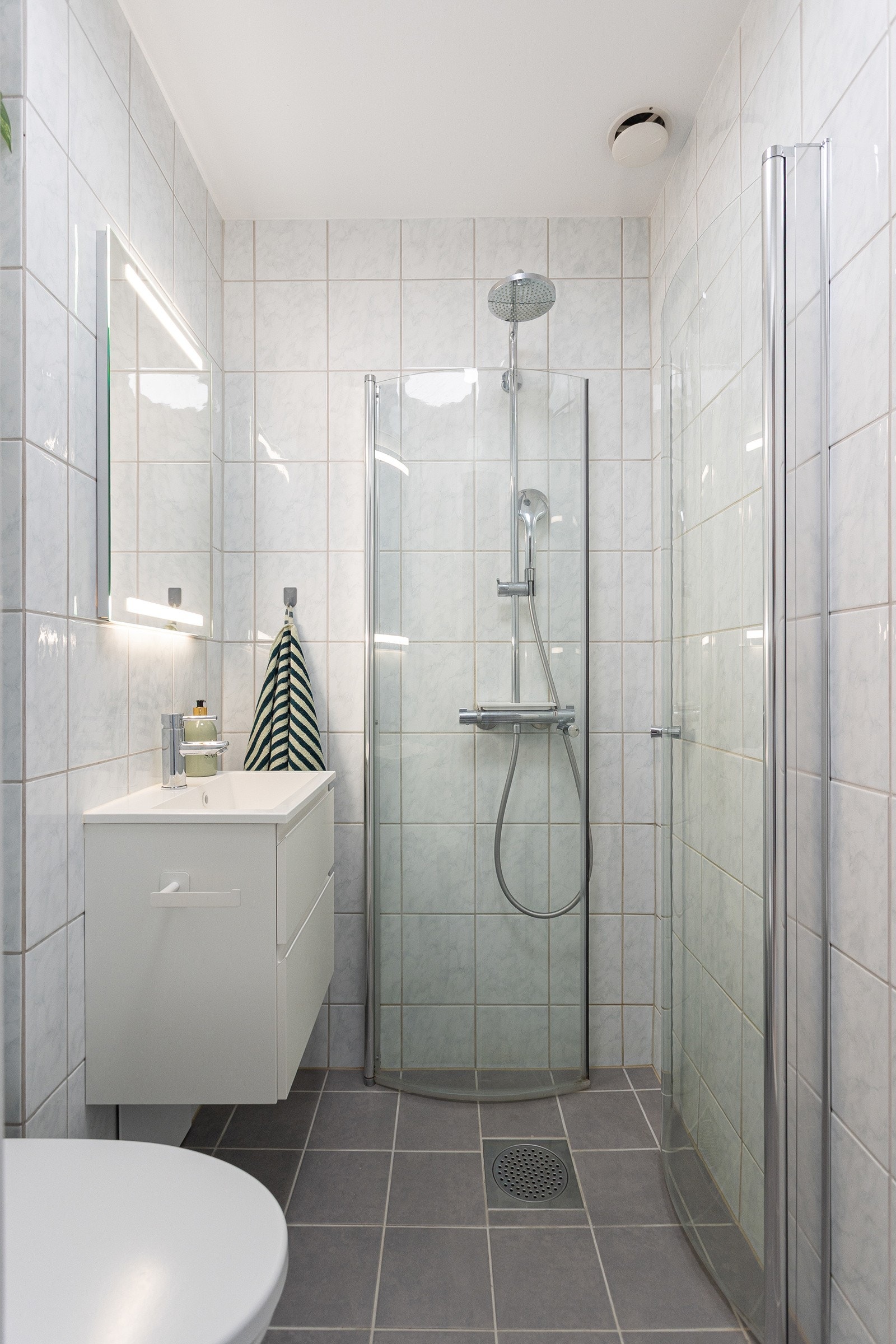 Flislagt bad som fikk nytt gulv og varmekabler i 2022. Galleribilde