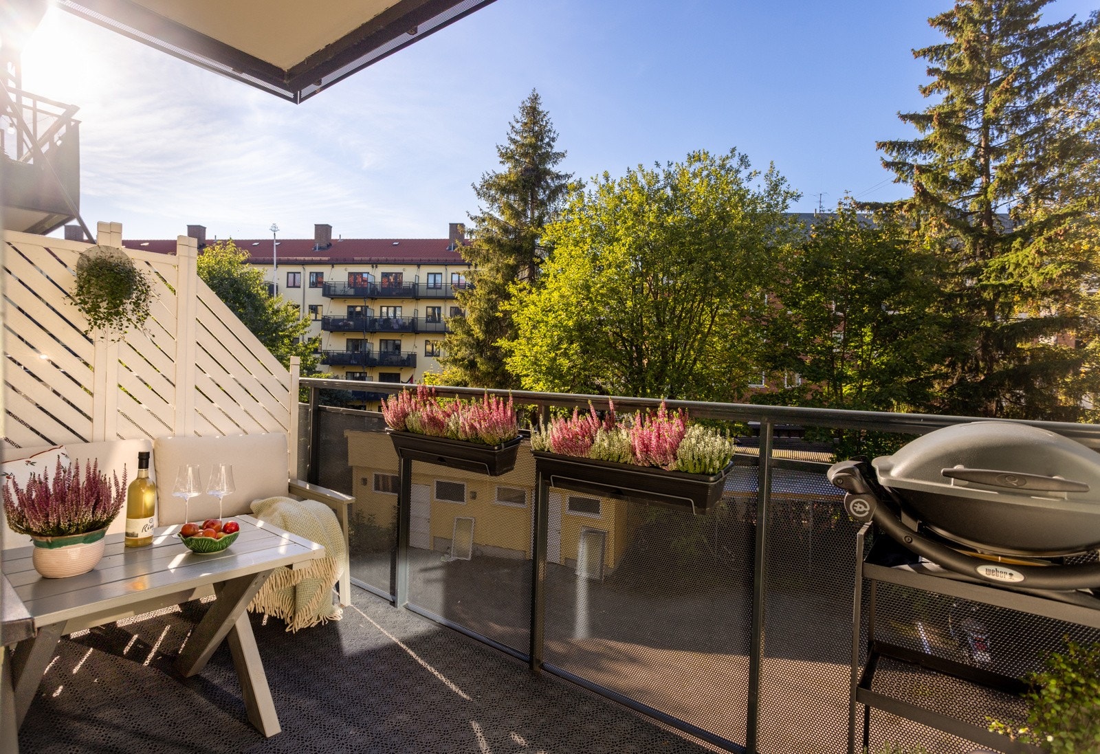 Her ute har du god plass til en sittegruppe og grill. Galleribilde