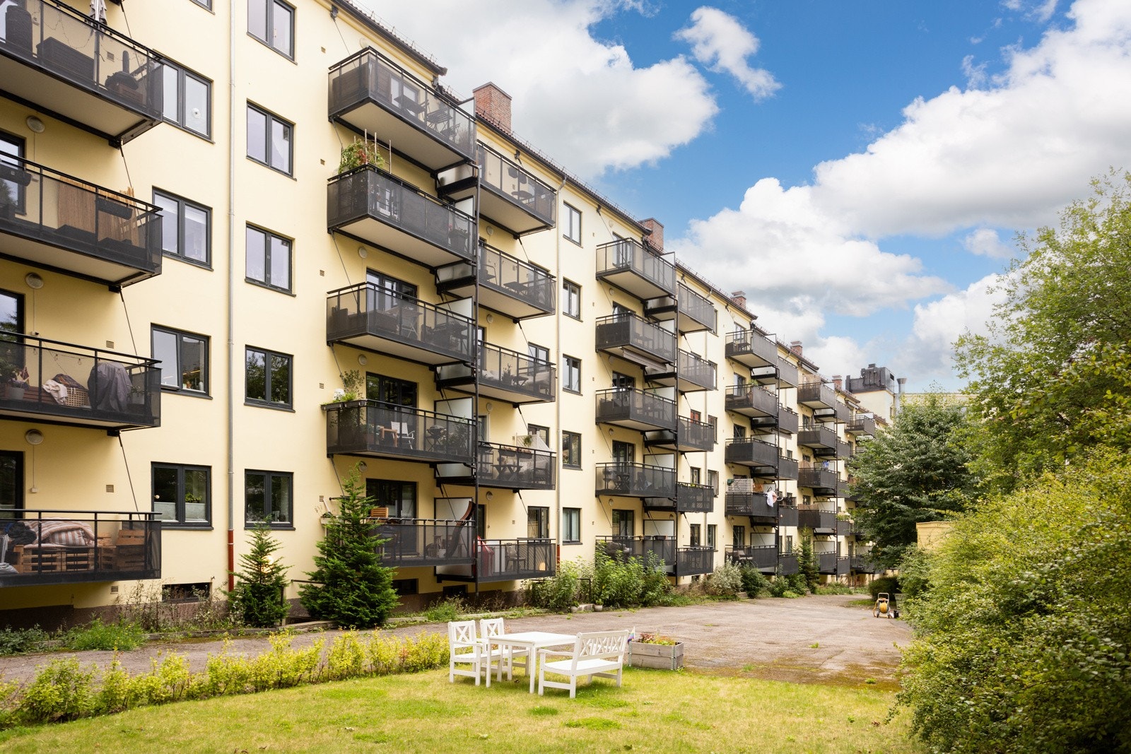 Leiligheten er gjennomgående med grønt utsyn fra begge sider. Galleribilde