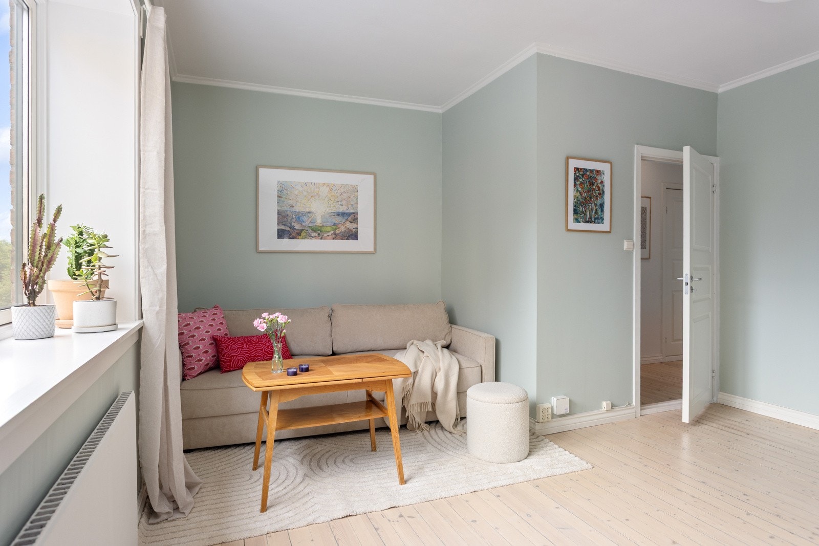 Koselig innhugg i stuen der du kan ha sofa. Galleribilde