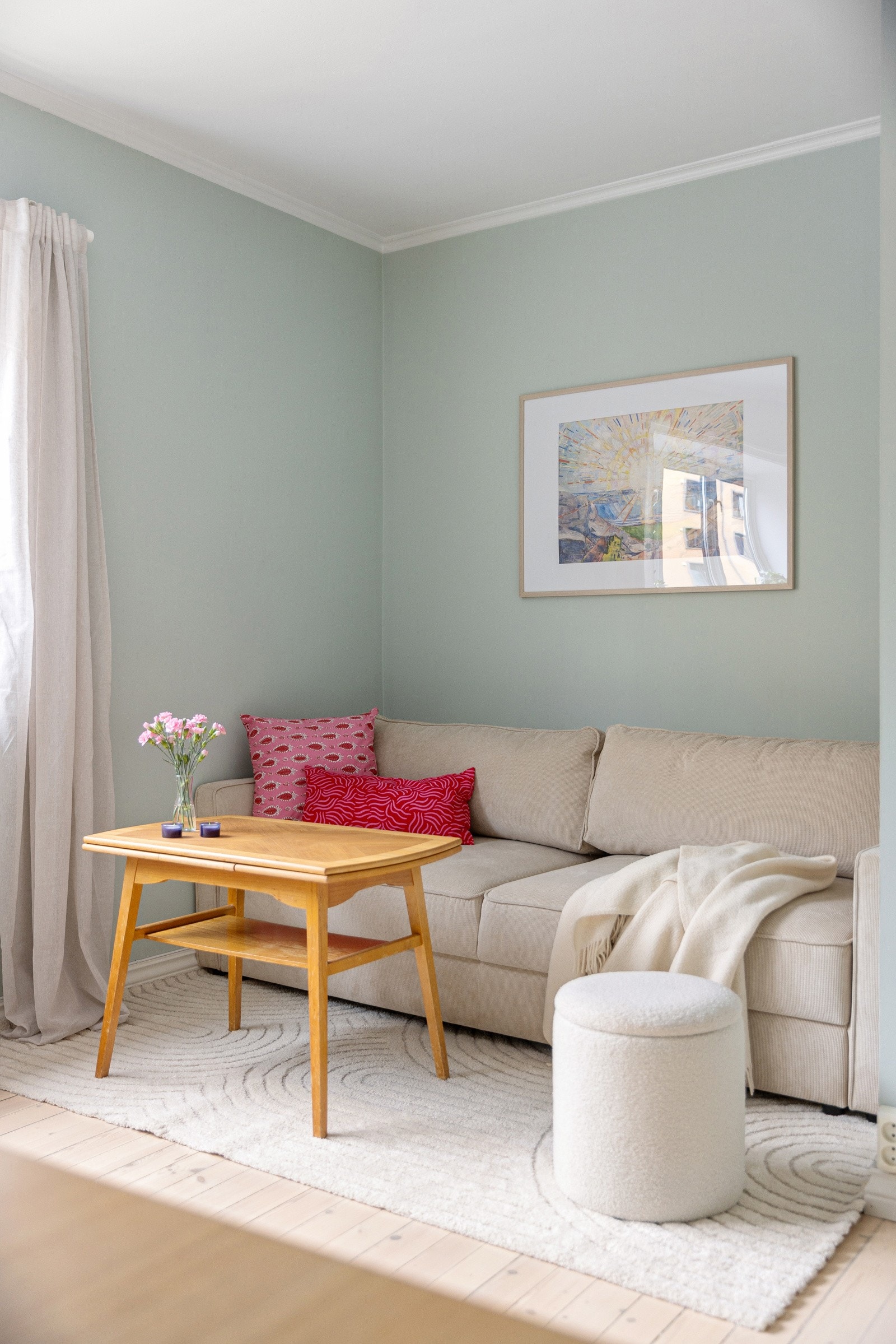 Leiligheten har en gjennomgående god standard med originale tregulv og glatte malte flater. Galleribilde