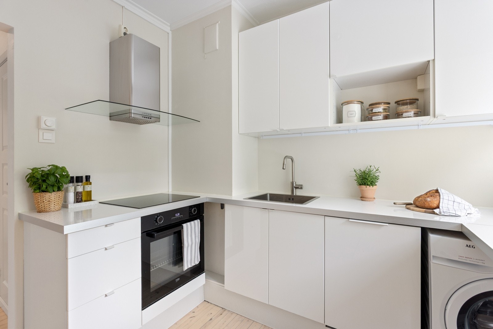 Integrerte hvitevarer og opplegg for vaskemaskin. Galleribilde