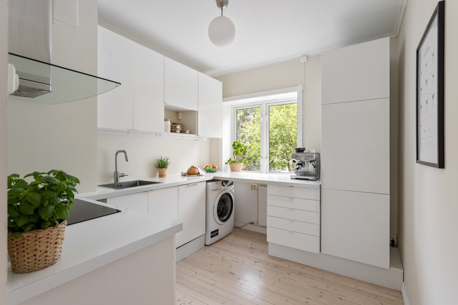 En delikat og moderne 2-roms med nordvestvendt balkong mot grønn bakgård. Galleribilde