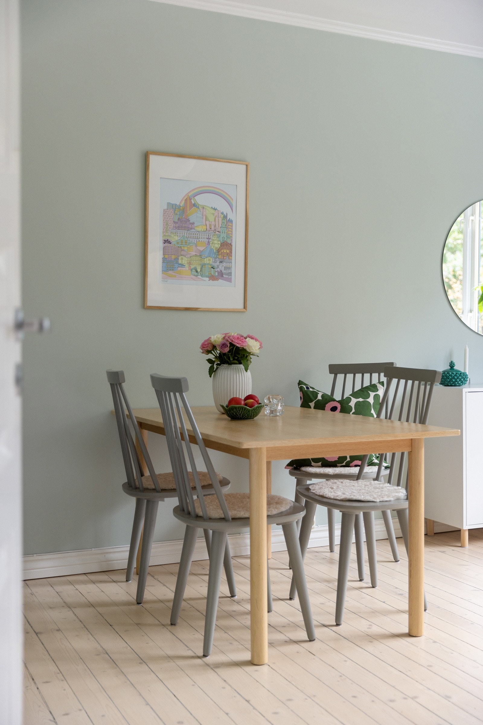 Hele leiligheten ble malt i 2024. De originale tregulvene ble hentet frem, slipt og hvitpigmentert i 2022. Galleribilde