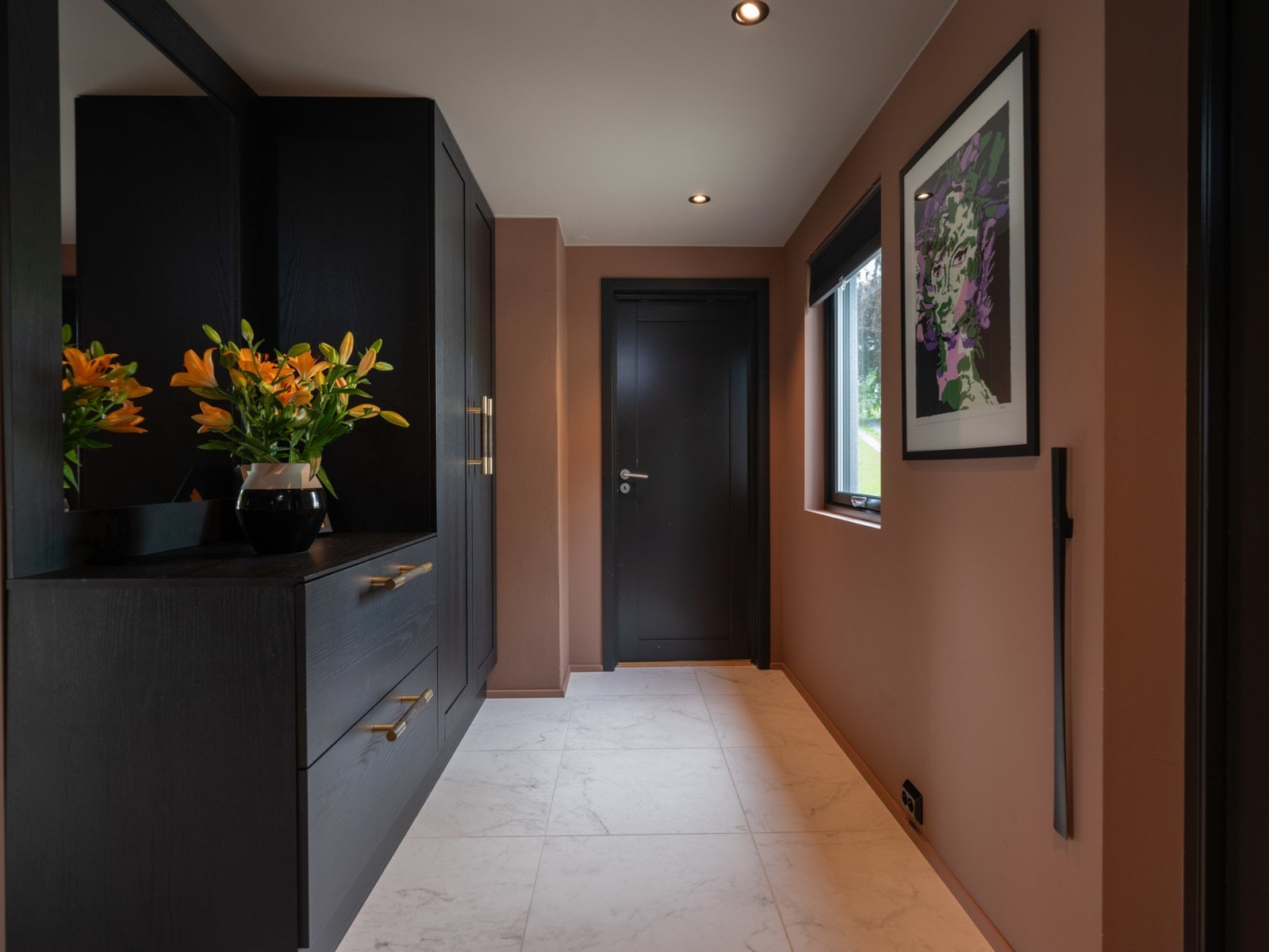 Plassbygd kommode, garderobeskap og speil i entré. Galleribilde