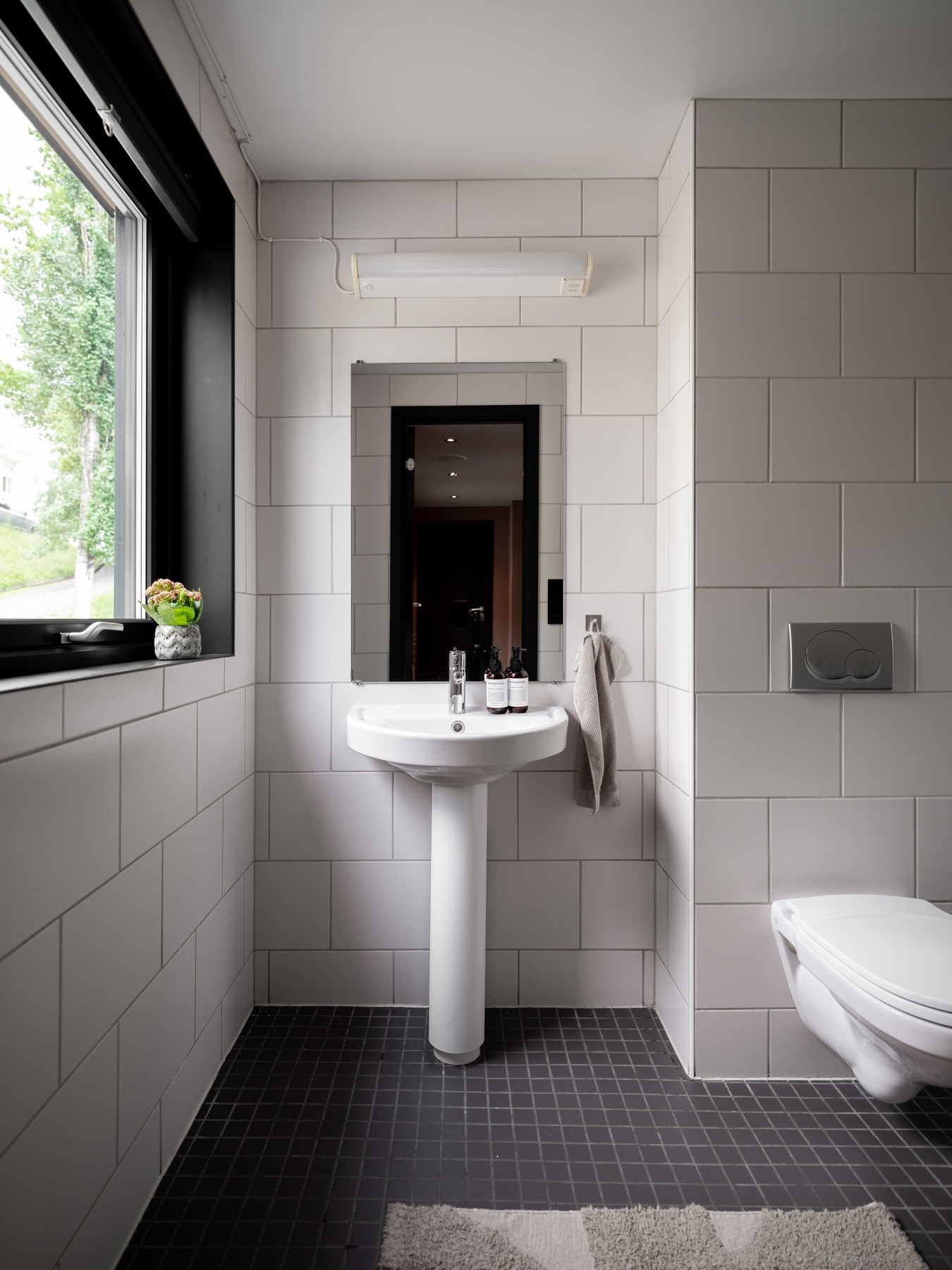 Eget bad i 1. etasje. Fungerer som gjestetoalett/bad for gjesterommet. Galleribilde