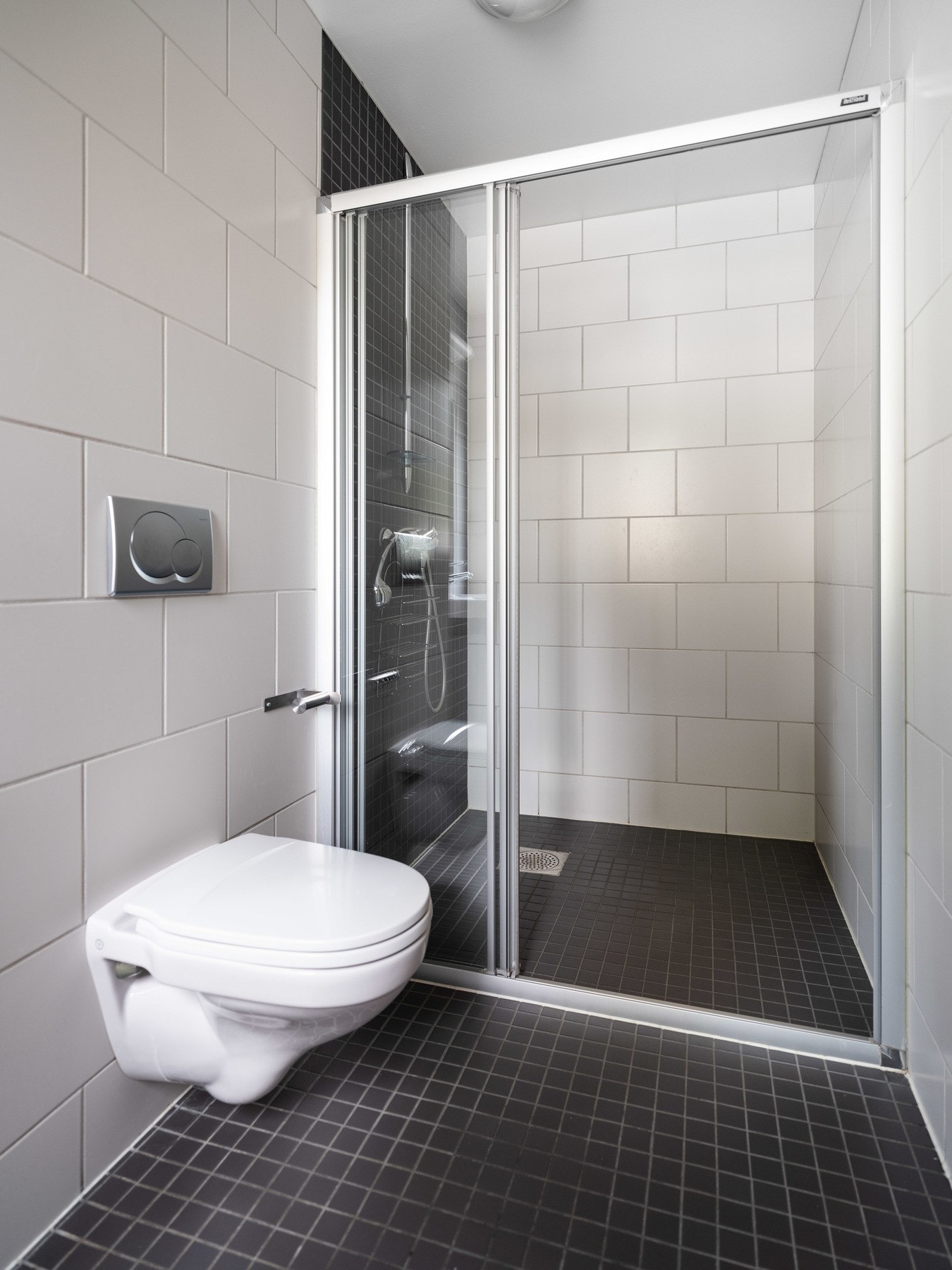 Utstyrt med servant, speil, vegghengt toalett, og et dusjhjørne. Varmekabler i gulv. Galleribilde