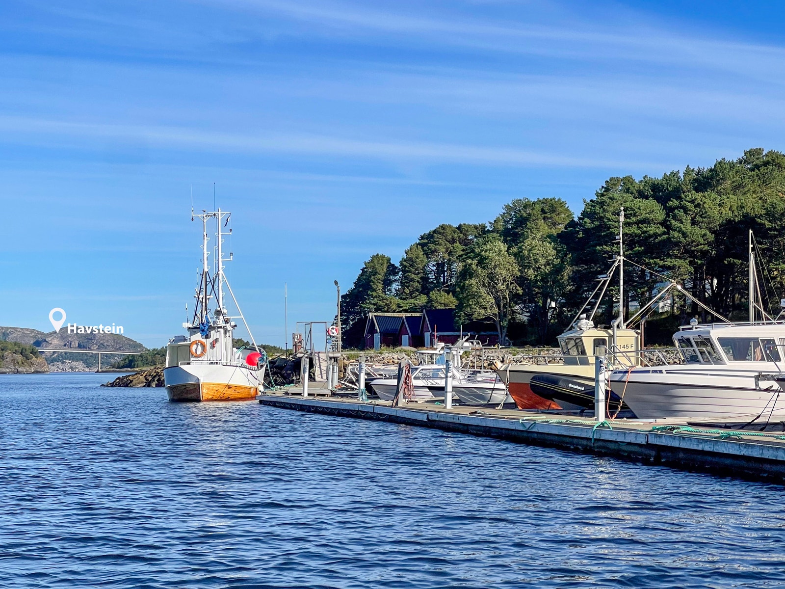 Øya ligger fritt og usjenert til, men med kort båttur til fastlandet og nærliggende lokalsamfunn i Flatanger Galleribilde