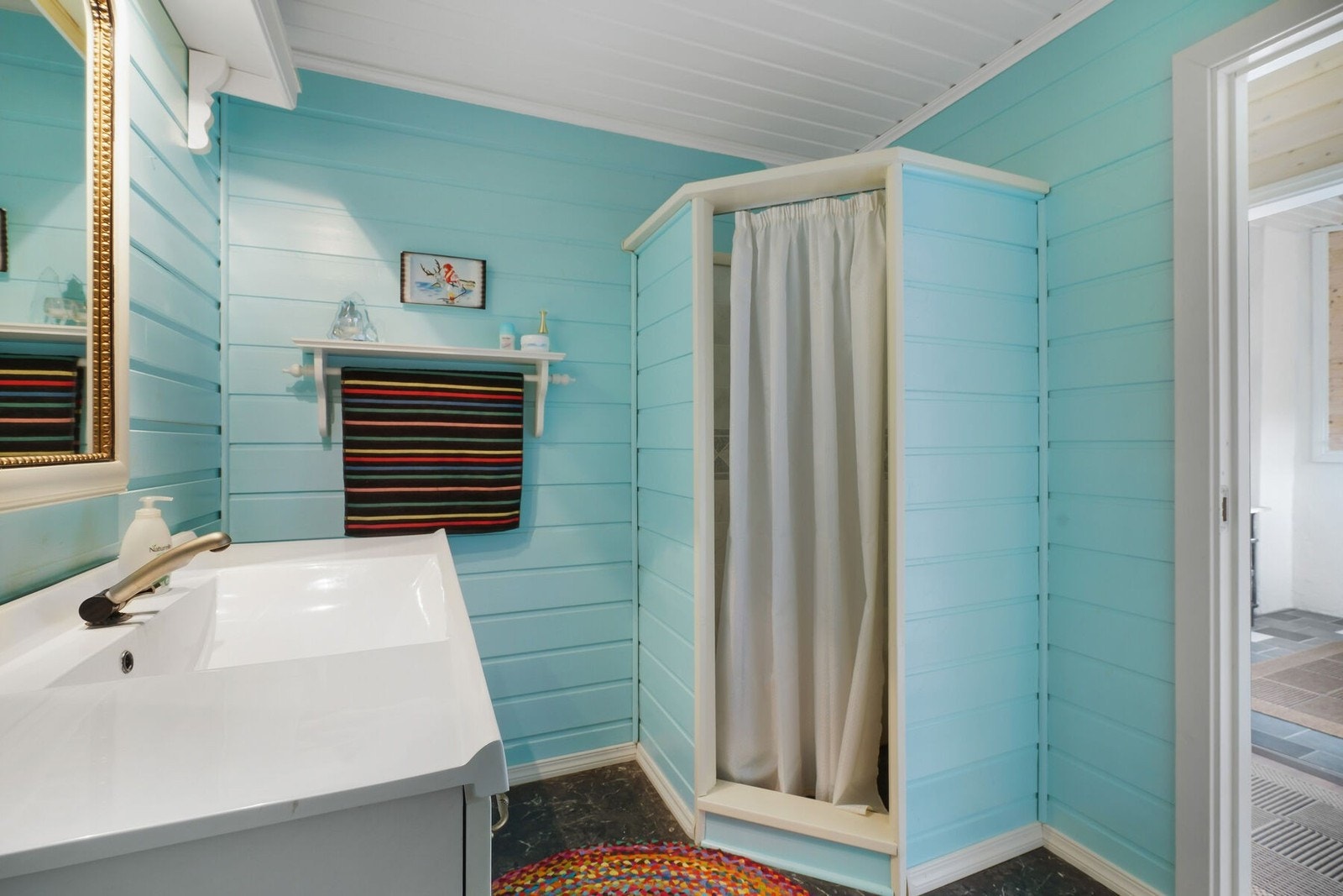 Det er et Cinderella forbrenningstoalett og urinal på badet Galleribilde