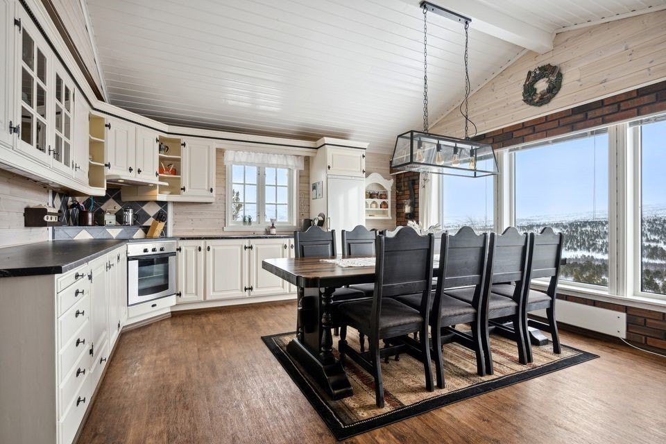 Stort og fint kjøkken med god plass til spisegruppe Galleribilde