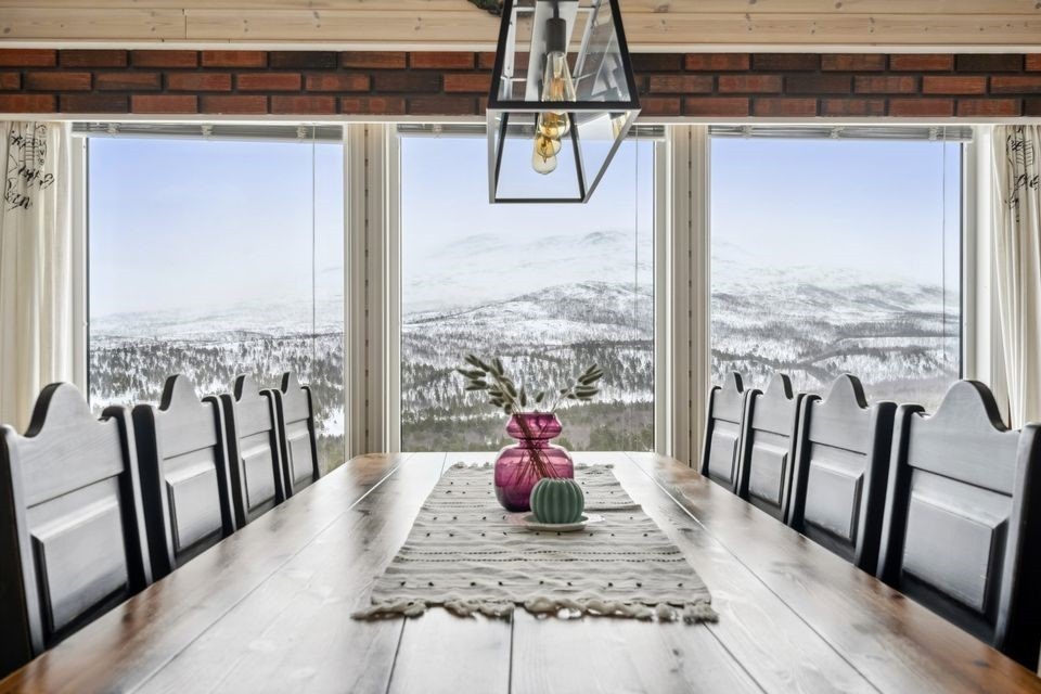 Spiseplass med flott utsikt over fjell- og naturlandsskap Galleribilde