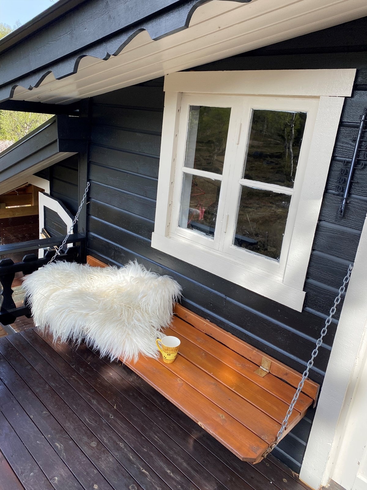 Koselig utendørs sitteplass på verandaen Galleribilde