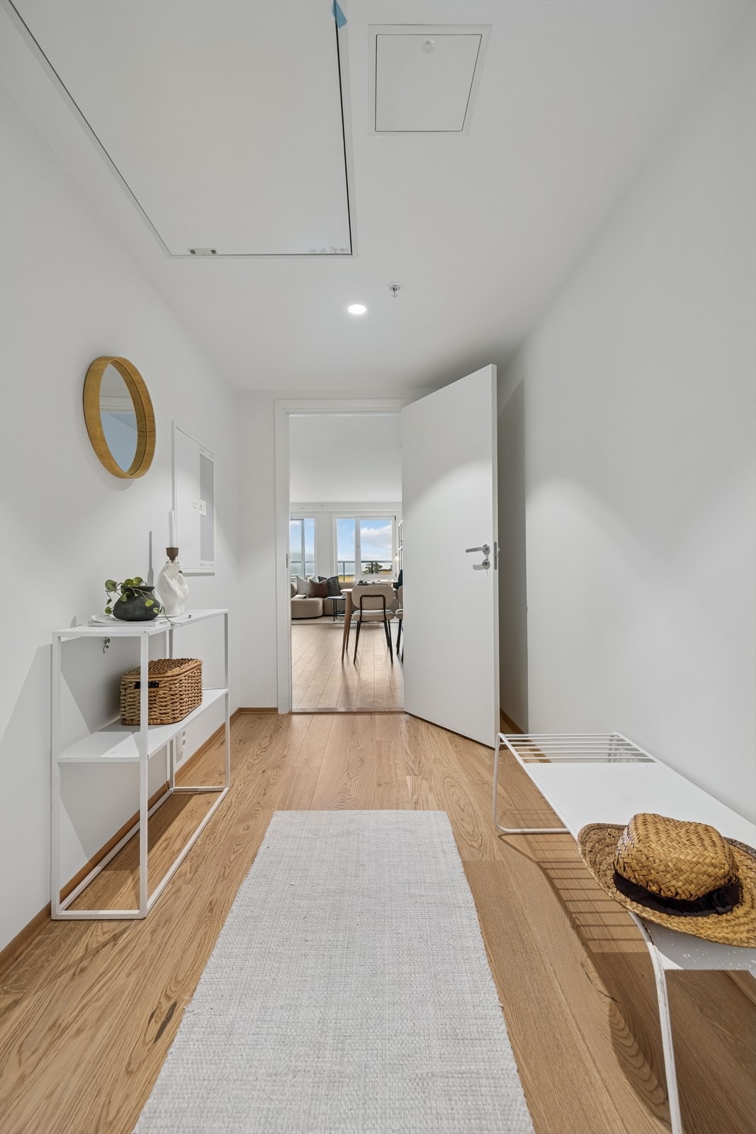 Her ønskes du velkommen inn i en entré med god plass til å oppbevare ytterklær og sko. Galleribilde