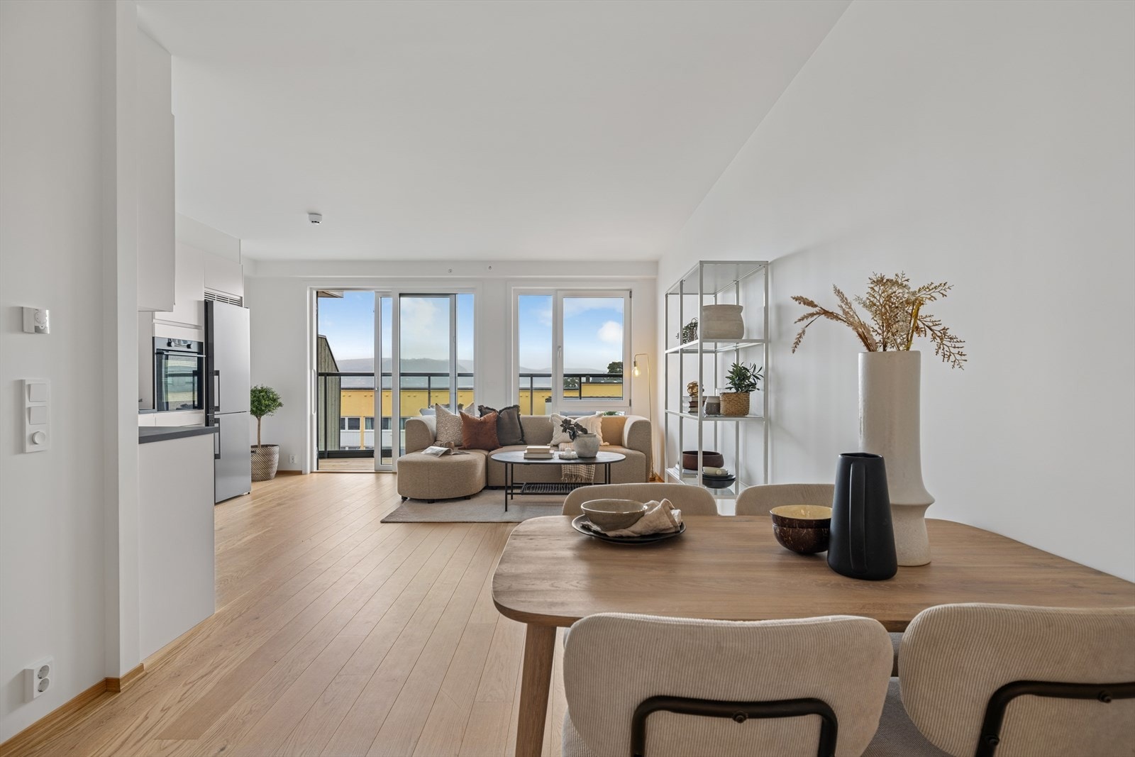 Det er åpen stue og kjøkkenløsning som gjør rommet mer sosialt. Galleribilde