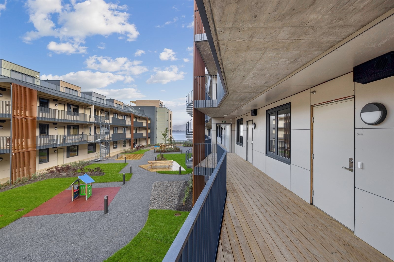 Det er adkomst til leiligheten som ligger i 5. etasje via heis eller felles trappegang. På svalgangen er det et utvidet felt som gir mulighet for en plass for ettermiddags solen. Galleribilde