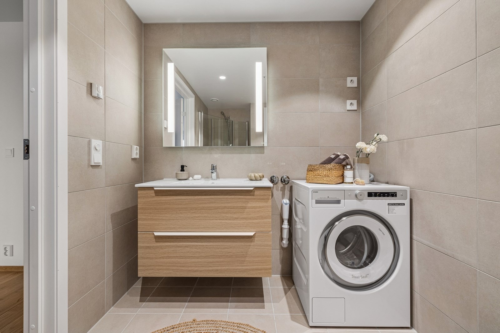 Flott flislagt baderom med behagelig gulvvarme. Galleribilde