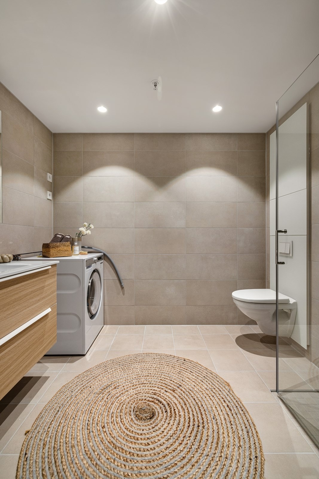 Her medfølger det også en vaskemaskin som er direkte tilkoblet varmt vann. Galleribilde