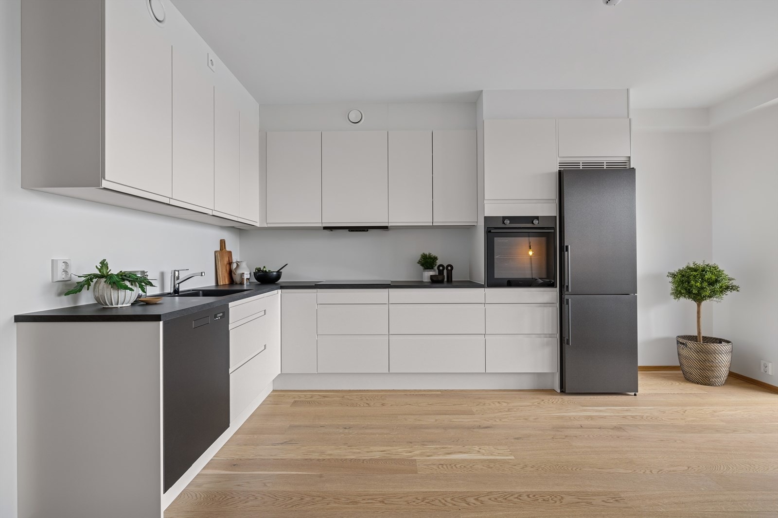 Av hvitevarer er koketopp, stekeovn, oppvaskmaskin og kjøl-/fryseskap plassert i innredning. Varmt vann direkte tilkoblet til oppvask- og vaskemaskin! Galleribilde