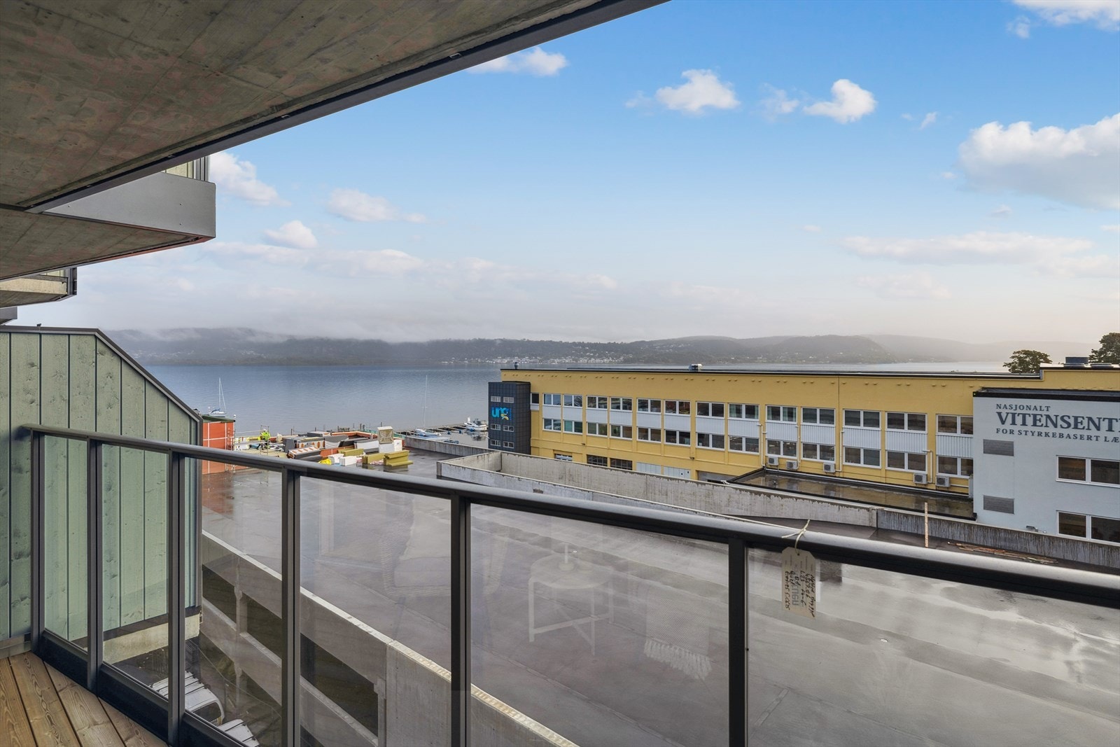Fra balkongen kan sjøutsikten nytes. Galleribilde