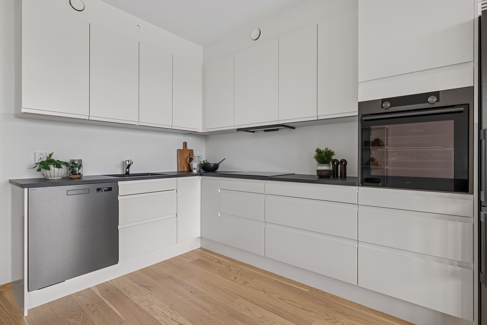 Kjøkkenet er innredet i en praktisk form og har godt med skap- og benkeplass, og ovnen er plassert i høyskap. Galleribilde