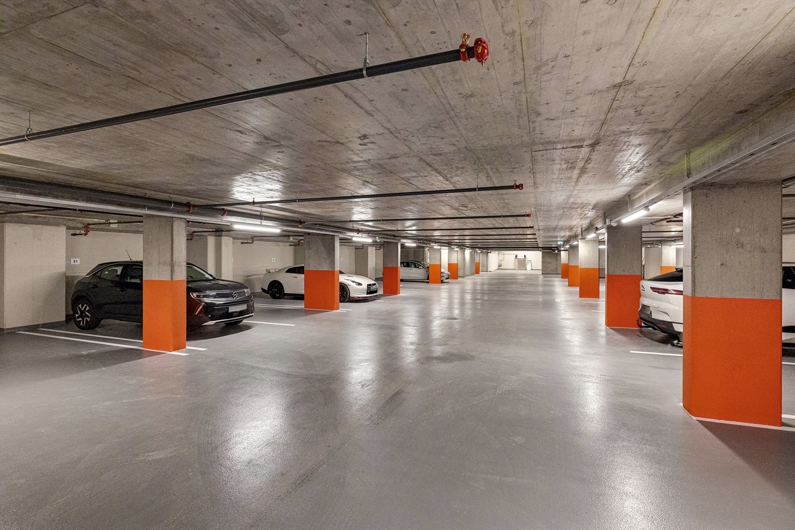 Parkeringsplass i felles garasjeanlegg med heisadkomst. Galleribilde