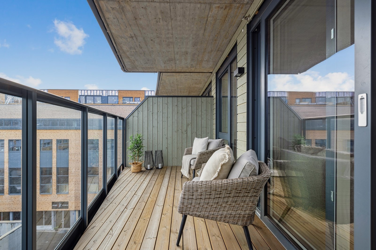 Balkongen fungerer som en forlengelse av stuen på varme sommerdager. Galleribilde