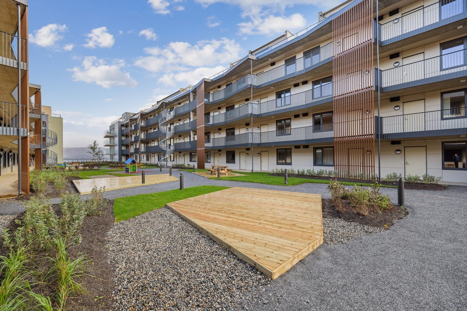 Borettslaget har fine fellesområder bestående av bl.a. grøntarealer, diverse beplantning, grusete interveier, lekeplass og uteplasser med benker. Det kommer bl.a. også en bilvask og hundevask. Galleribilde