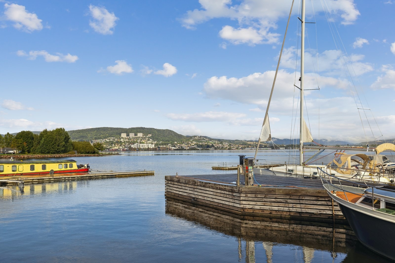 Beliggende fint til på Nøsted Brygge - et moderne og maritimt boligområde ved Drammensfjorden i Svelvik. Det er også kort vei til Drammen sentrum, marka med flotte turstier ved Nordbykollen og Sota badestrand. Galleribilde