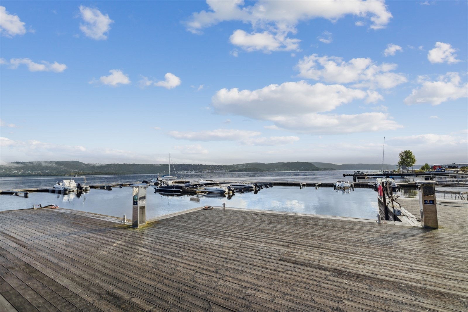 Her bor du bokstavelig talt ved vannkanten, med vakker fjordutsikt og kort vei til både natur og byliv. Området er kjent for sin rolige atmosfære, flotte bryggeanlegg og nærhet til båtliv, badestrender og turstier. Galleribilde