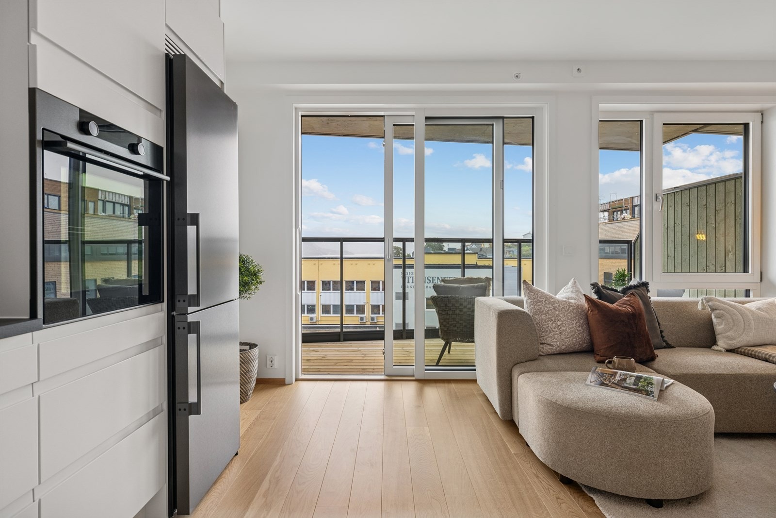 Her er flere store vindusflater som slipper inn mye naturlig lys og skaper en god atmosfære i rommet. Galleribilde