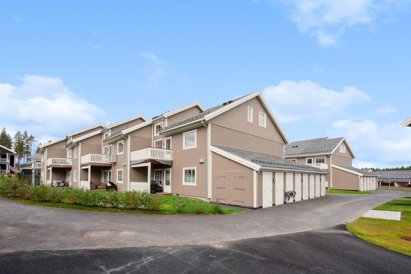 Leiligheten ligger i en åttemannsbolig fra 2023, med tilhørende carportplass. Galleribilde