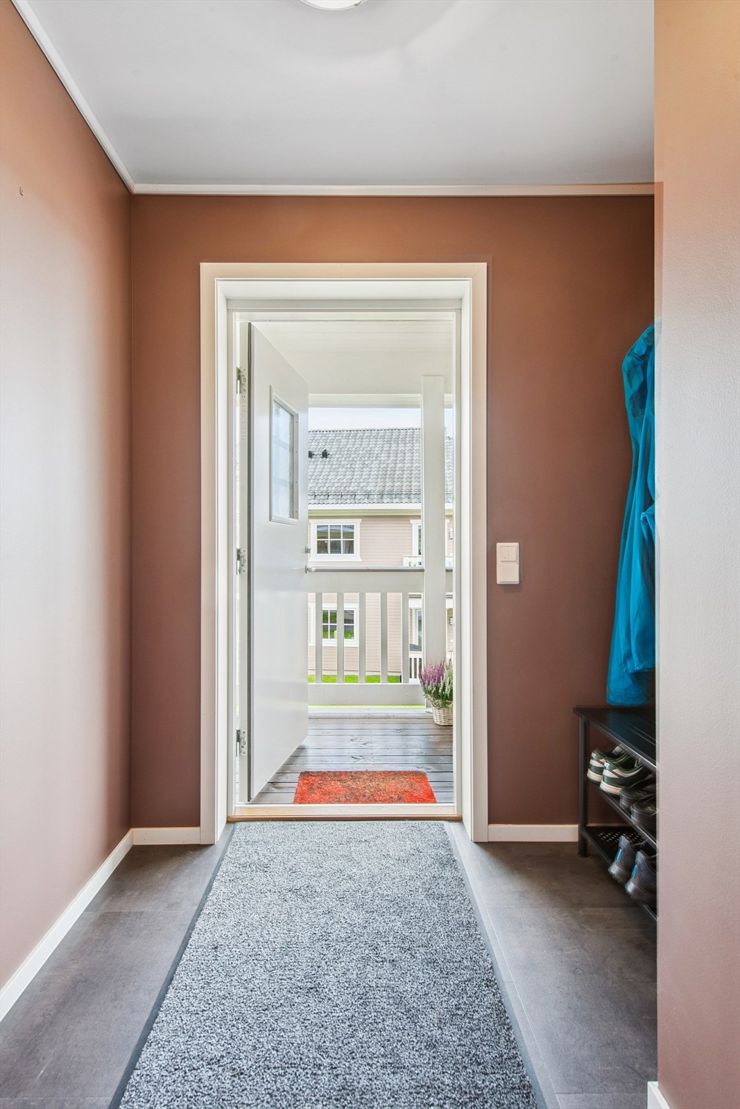 Adkomst via en overbygget svalgang til en innbydende entré med varme i gulvet. Galleribilde