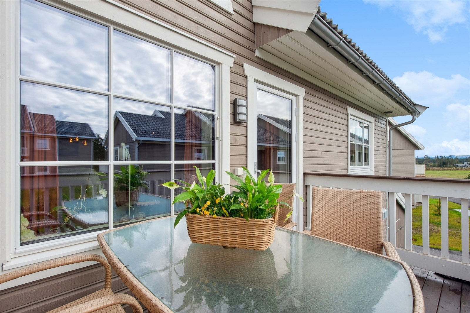 Terrassen har impregnerte terrassebord, beiset i 2024, og plass til en sittegruppe. Galleribilde