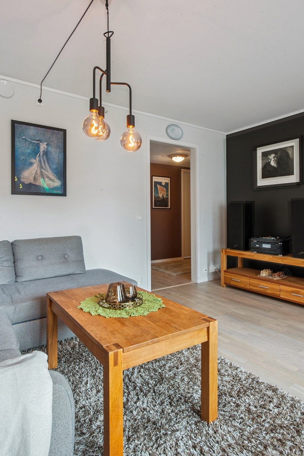 Et blikk fra stuen mot gangen som binder rommene sammen. Galleribilde