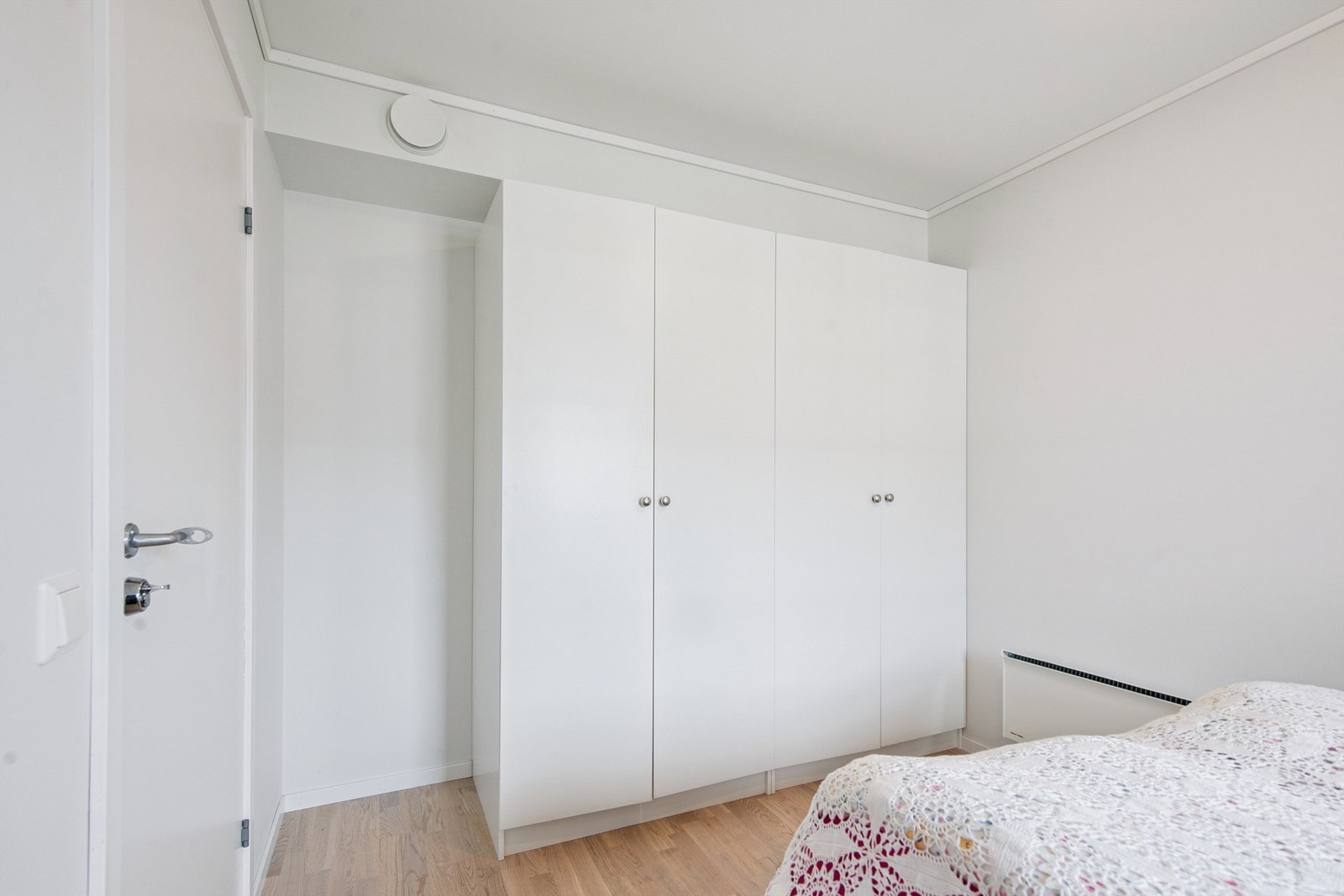 Rommet er utstyrt med garderobeskap for effektiv oppbevaring. Galleribilde