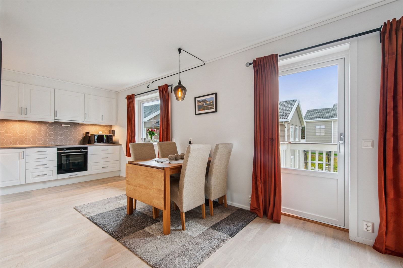 Leiligheten har en åpen og sosial planløsning mellom stue og kjøkken. Galleribilde