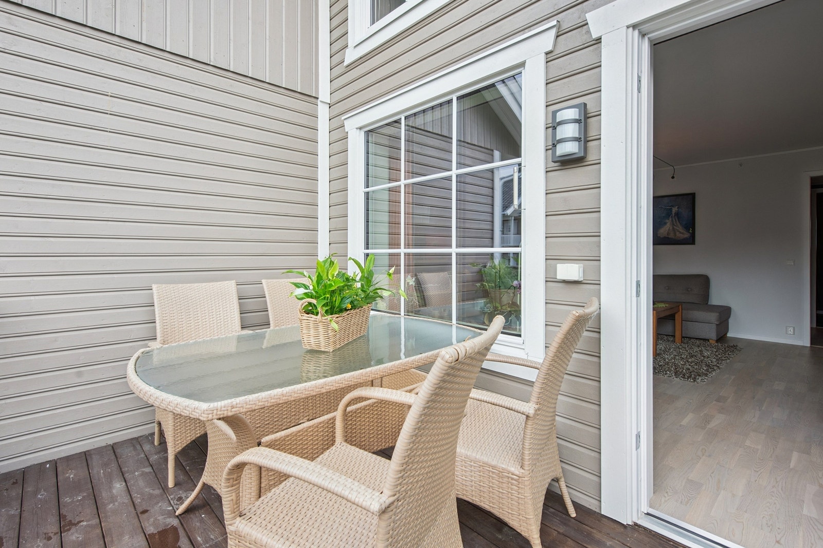 Fra stuen er det direkte utgang til en sydvendt terrasse på 7 m². Galleribilde