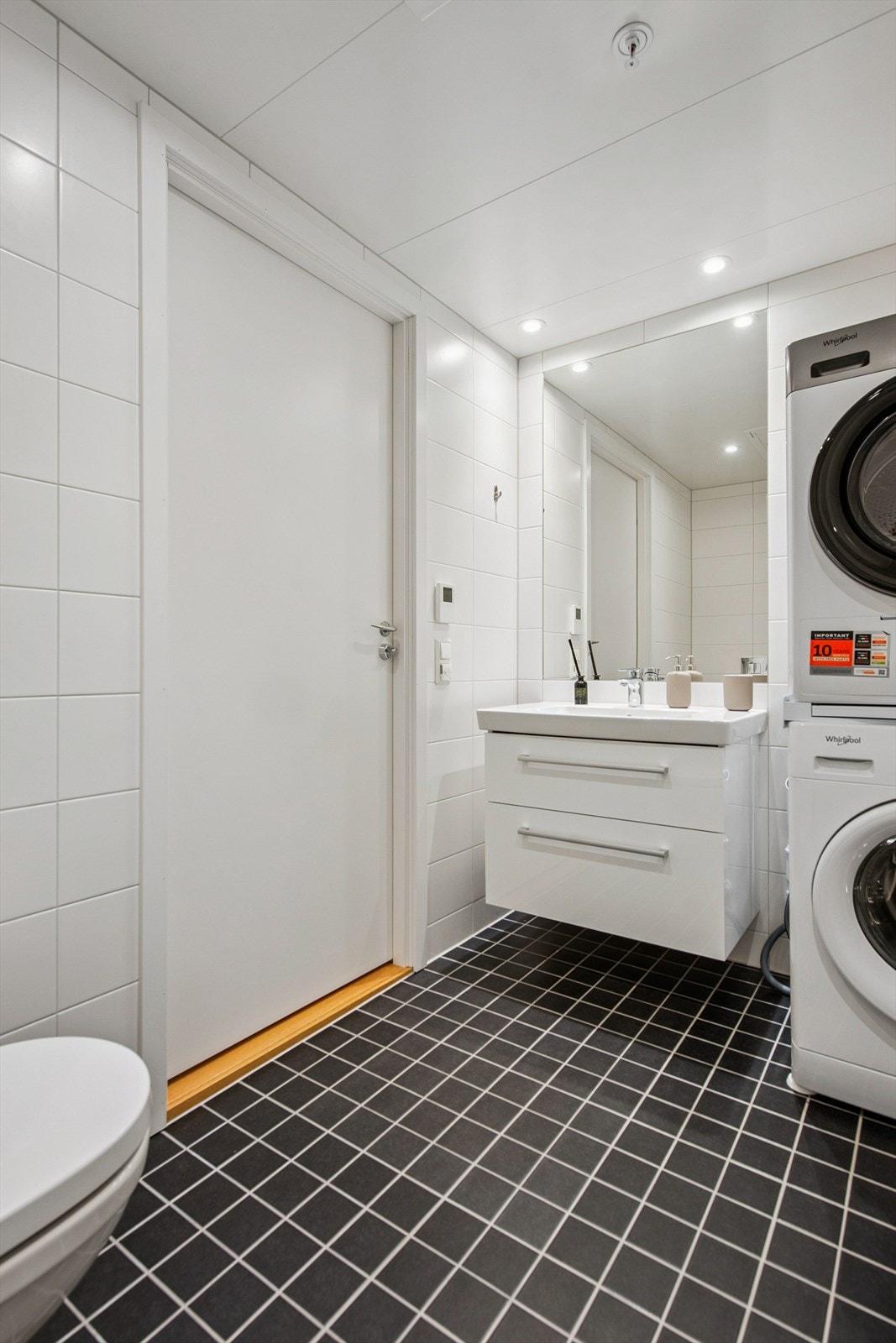 Delikat, flislagt bad fra 2023 med elektrisk gulvvarme. Galleribilde