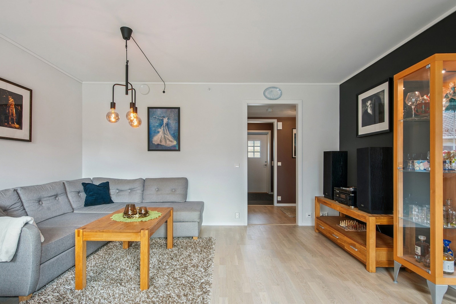 Gjennomgående parkett og lyse, malte gipsplater på veggene skaper en helhetlig atmosfære. Galleribilde