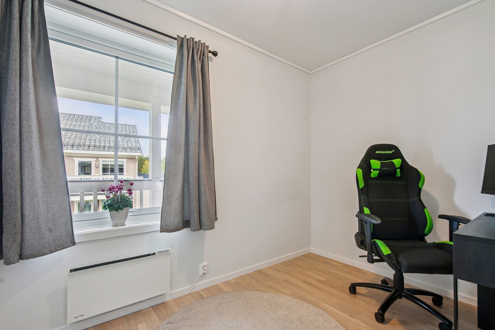 Også her er det lyse, nøytrale flater og parkett på gulvet. Galleribilde